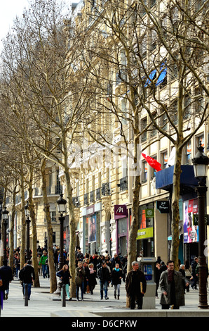 I negozi e la folla sui CHAMPS ELYSEES Parigi Francia Foto Stock