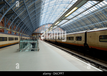 Il treno Eurostar in St.Pancras Station di Londra Foto Stock