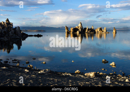 Mono Lago di tufo Riserva Naturale Statale al tramonto Foto Stock