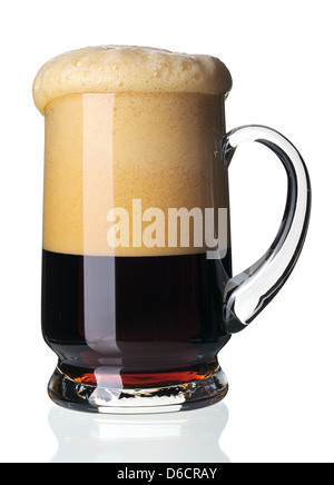 Bicchiere di birra scura, isolata. Foto Stock