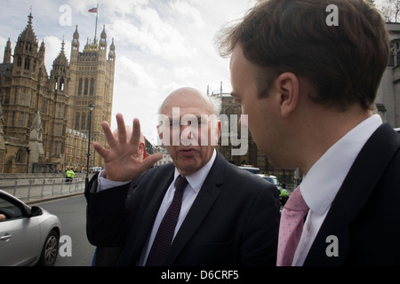 Al di fuori del Parlamento della coalizione il Segretario aziendale, Lib-Dem MP Vince cavo incrocia St Margaret Street a Westminster con consulenti sconosciuto. Foto Stock