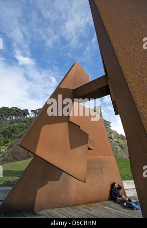 Scultura su Paseo Nuevo promenade di Jorge Oteiza intitolato "Void costruzione' a San Sebastián Donostia, Paesi Baschi Foto Stock