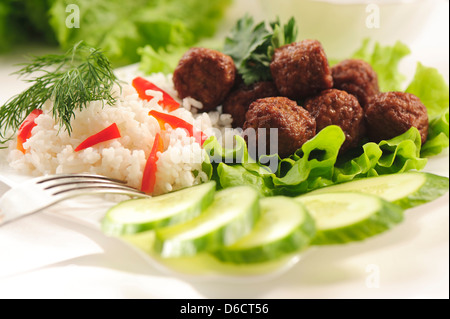 Brasato di polpette con riso, cetrioli e lattuga Foto Stock