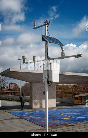 Vari strumenti su una stazione meteo Foto Stock