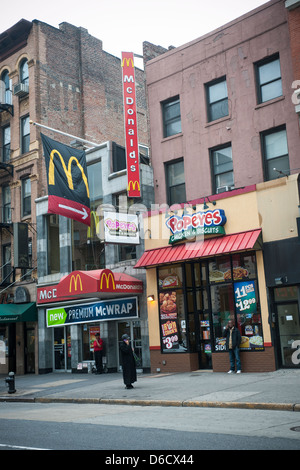 Un Popeye's pollo e biscotti ristorante accanto ad un McDonald di Brooklyn a New York Foto Stock