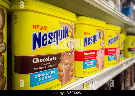 Nestlé latte nesquik aroma in cioccolato e fragola è visto su uno scaffale  di supermercato in New York Foto stock - Alamy