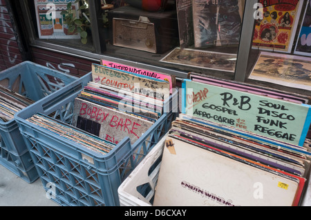 New York, NY - 19 novembre 2012 Bleecker Bob Archivio record, record utilizzati nelle casse di latte ourside il negozio. Foto Stock