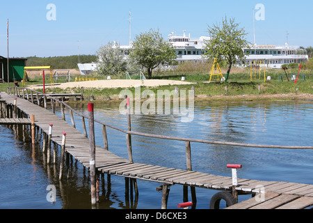 Nave turistica nella baia Foto Stock