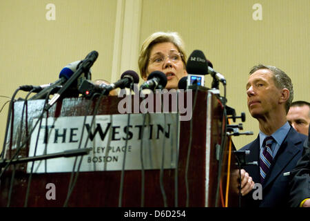 Aprile 16, 2013 - Boston, Massachusetts, Stati Uniti - Il senatore Elizabeth Warren indirizzi media durante la conferenza di notizie relative alla Maratona di Boston esplosione tenuto presso il Westin Hotel. Anthony Nesmith/CSM Foto Stock