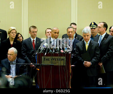 Aprile 16, 2013 - Boston, Massachusetts, Stati Uniti - Massachusetts governatore Deval Patrick (centro) indirizzi media durante la conferenza stampa tenutasi presso il Westin Hotel legati alla Maratona di Boston di esplosione. Anthony Nesmith/CSM Foto Stock