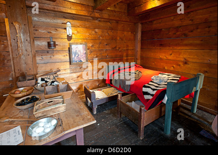 Servi quarti situato in Fort Langley National Historic Site. Due di tipo a rotelle letto per i bambini sono al di sotto del letto adulto. Foto Stock