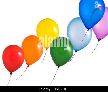 Palloncini arcobaleno su sfondo bianco Foto Stock