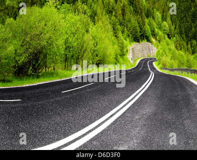 Vuoto su strada di montagna in primavera Foto Stock