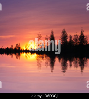Il lago al tramonto con la riflessione Foto Stock