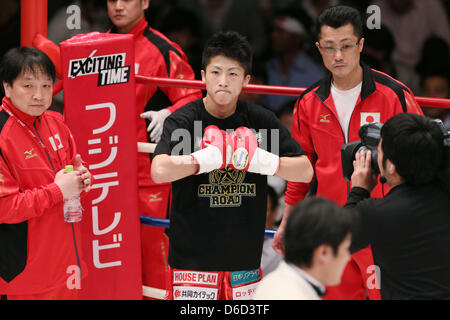 (L a R) Hideyuki Ohashi, Naoya Inoue, Shingo Inoue, Aprile 16, 2013 - Pugilato : Naoya Inoue in azione contro Yuki Sano durante le svolte di un match di pugilato 50kg Peso divisione al Korakuen Hall di Tokyo, Giappone. Naoya Inoue ha vinto da TKO dopo il decimo round. (Foto di Yusuke Nakanishi/AFLO SPORT) Foto Stock