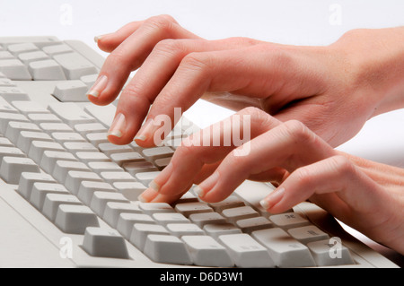Le mani la digitazione sulla tastiera Foto Stock