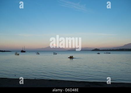 Lago Llanquihue e il vulcano Osorno in Puerto Varas, sud della provincia cilena di Llanquihue, Los Lagos Regione Foto Stock