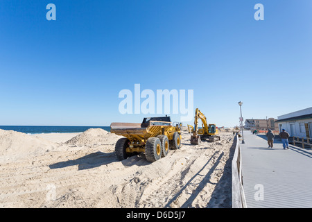 Riparazioni in corso del lungomare e la spiaggia di Point Pleasant, New Jersey con attrezzature pesanti sulla spiaggia Foto Stock