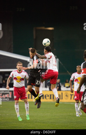 13 aprile 2013 NY4 New York Red Bulls Tim Cahill (17) sfide (23) cucina per l'intestazione. Foto Stock