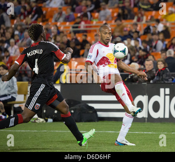 13 aprile 2013 NY4 New York RedBulls avanti Thierry Henry (14) Henry controlla la palla mentre (4) McDonald arriva alla sfida. Foto Stock