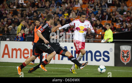 13 aprile 2013 NY4 New York RedBulls Tim Cahill (17) è contestata da due DC uniti difensori. Foto Stock