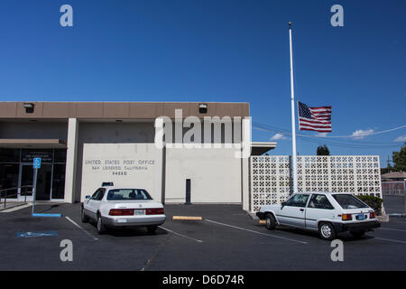 La bandiera americana vola a metà il montante al di fuori della US Post Office in San Lorenzo, California, oltre tremila miglia da Boston, Massachusetts e Boston Marathon bombardamenti. Foto Stock