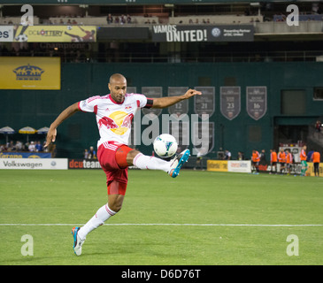 13 aprile 2013, NY4 New York RedBulls avanti Thierry Henry (14) Henry controlla la palla. Henry punteggi primo obiettivo del gioco. Foto Stock