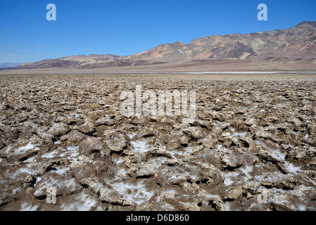 Superficie ruvida di roccia blocchi di sale a Devil's Golf. Parco Nazionale della Valle della Morte, California, Stati Uniti d'America. Foto Stock