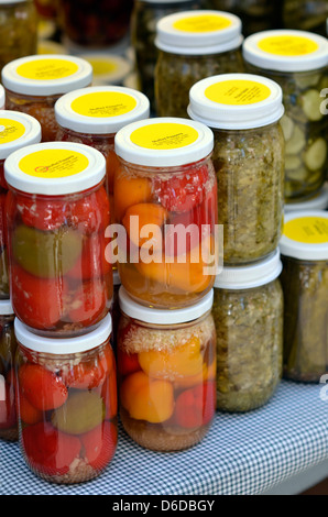 Peperoni ripieni e cetrioli da fattoria Amish al mercato Foto Stock