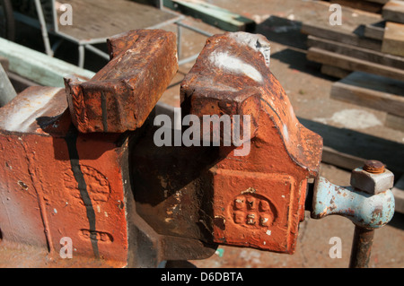 Rusty vecchi strumenti su un molo di Gloucester, Massachusetts Foto Stock