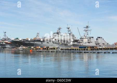 Marina degli Stati Uniti le navi in porto a Naval Station Norfolk. Foto Stock