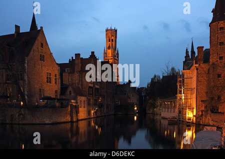 La sera tardi colpo di Rozenhoedkaai nella vecchia città di Bruges in Belgio Foto Stock