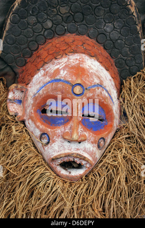 Tribale tradizionale maschera africana con paglia di barba e colorate in blu gli occhi. Foto Stock
