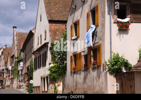 Village lane con vecchie case in Alsazia, Francia Foto Stock