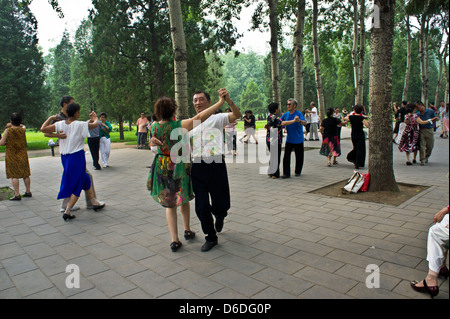 La gente ballare nel parco Tiantan vicino al tempio del paradiso, Pechino, Cina Foto Stock