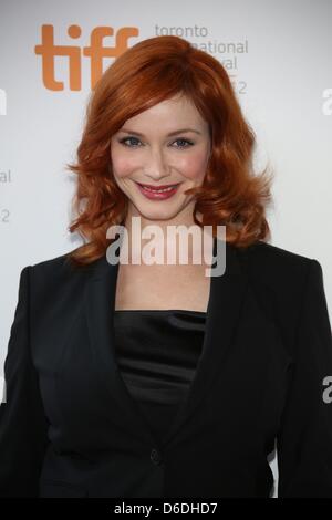 L'attrice Christina Hendricks arriva all' Jason Reitman della All-Star Cast Live Tabella di lettura di Alan Ball's sceneggiatura per 'American Beauty'' durante il Toronto International Film Festival al teatro Ryerson di Toronto, Canada, il 06 settembre 2012. Foto: Hubert Boesl Foto Stock