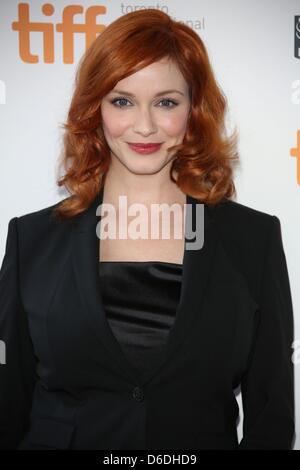 L'attrice Christina Hendricks arriva all' Jason Reitman della All-Star Cast Live Tabella di lettura di Alan Ball's sceneggiatura per 'American Beauty'' durante il Toronto International Film Festival al teatro Ryerson di Toronto, Canada, il 06 settembre 2012. Foto: Hubert Boesl Foto Stock