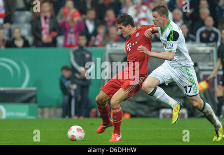 Monaco di Baviera è Mario Gomez (L) punteggi 6-1 gol contro il Wolfsburg Alexander Madlung durante la DFB Cup semi-finale match tra FC Bayern Monaco e VfL Wolfsburg a stadio Allianz Arena di Monaco di Baviera, Germania, 16 aprile 2013. Foto: Andreas Gebert Foto Stock