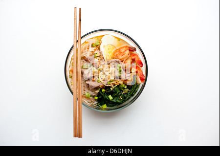 Studio shot di una malese di Singapore/tagliatelle in gamberi e brodo di carne di maiale. Il Sud Est Asiatico cucina locale. Foto Stock