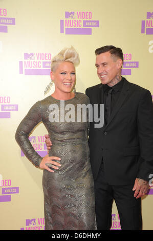 Cantante Pink e suo marito Carey Hart arriva a MTV Video Music Awards a Staples Center a Los Angeles, Stati Uniti d'America, il 06 settembre 2012. Foto: Hubert Boesl Foto Stock