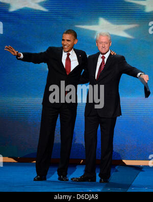 Ex Presidente degli Stati Uniti Bill Clinton abbracci U.S. Il presidente Barack Obama dopo l'erogazione di commento al 2012 Convenzione Nazionale Democratica in Charlotte, North Carolina Mercoledì, 5 settembre 2012. .Credito: Ron Sachs / CNP.(restrizione: NO New York o New Jersey o giornali quotidiani nel raggio di 75 miglia da New York City) Foto Stock