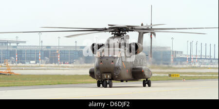 Un elicottero del modello Sikorsky CH-53 dell'esercito tedesco è illustrato nella sua posizione di parcheggio sulla fiera di Selchow prima dell'apertura del Berlin Air Show ILA vicino Schoenefeld, Germania, 07 settembre 2012. Più di 200.000 visitatori sono attesi al Berlin Air Show ILA, avviato dal tedesco Aerospace Industries Association (BDLI) e mantenuta tra 11 e 16 Septe Foto Stock