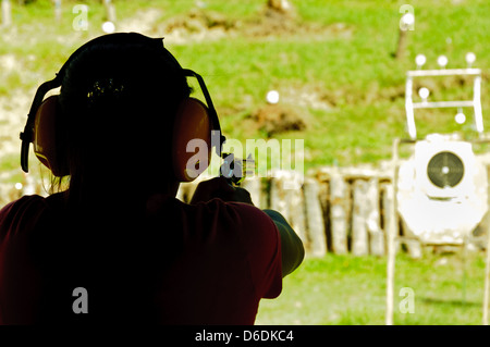 Asian giovane donna tiro con un toro 357 revolver Magnum su un poligono di tiro - Puerto Galera, Filippine, Sud-est asiatico Foto Stock