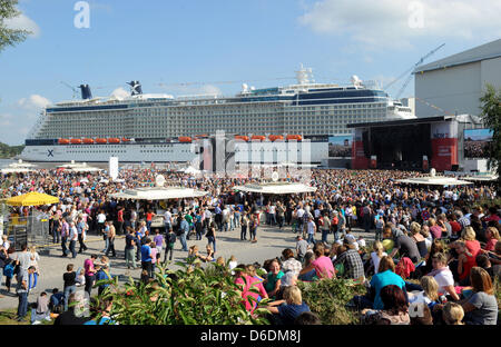 Migliaia di visitatori a guardare la performance della cantante Caethe all'NDR-2 festival di Papenburg, Germania, 08 settembre 2012. Il più recente cantiere navale Meyer Werft la nave di crociera 'celebrità riflessione' segna l'impostazione del concerto all'aperto. Foto: Ingo Wagner Foto Stock