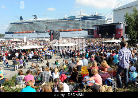 Migliaia di visitatori a guardare la performance della cantante Caethe all'NDR-2 festival di Papenburg, Germania, 08 settembre 2012. Il più recente cantiere navale Meyer Werft la nave di crociera 'celebrità riflessione' segna l'impostazione del concerto all'aperto. Foto: Ingo Wagner Foto Stock