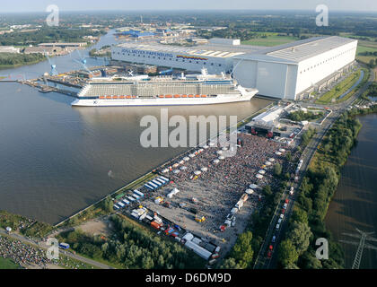 Migliaia di visitatori a guardare spettacoli al NDR-2 festival di Papenburg, Germania, 08 settembre 2012. Il più recente cantiere navale Meyer Werft la nave di crociera 'celebrità riflessione' segna l'impostazione del concerto all'aperto. Foto: Ingo Wagner Foto Stock