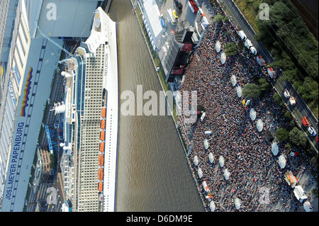 Migliaia di visitatori a guardare spettacoli al NDR-2 festival di Papenburg, Germania, 08 settembre 2012. Il più recente cantiere navale Meyer Werft la nave di crociera 'celebrità riflessione' segna l'impostazione del concerto all'aperto. Foto: Ingo Wagner Foto Stock