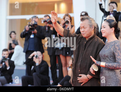 Direttore Kim Ki-duk e attrice Cho Min-soo arrivare per la cerimonia di premiazione della sessantanovesima Venice International Film Festival di Venezia, Italia, 08 settembre 2012. Foto: Jens Kalaene Foto Stock