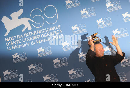 Direttore sudcoreana Kim Ki-duk mostra il suo Golden Lion Award per il suo film "Pieta' alla sessantanovesima Venice International Film Festival di Venezia, Italia, 08 settembre 2012. Foto: Jens Kalaene Foto Stock