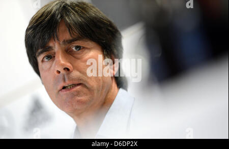 La Germania capo allenatore Joachim Loew parla nel corso di una conferenza stampa del tedesco Football Association (DFB) ad Ernst Happel Stadium di Vienna (Austria), 10 settembre 2012. Il tedesco della nazionale di calcio si prepara per la sua prossima Coppa del Mondo FIFA 2014 match di qualificazione contro l'Austria in data 11 settembre. Foto: PETER STEFFEN Foto Stock